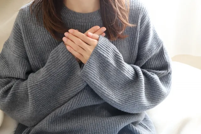 BRCA遺伝子検査と乳がん・卵巣がんリスクの関連性を説明する医療イラスト