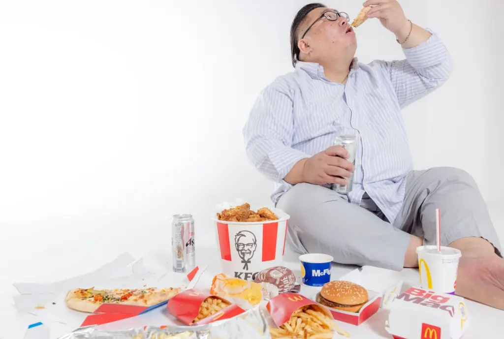 暴飲暴食している男性
